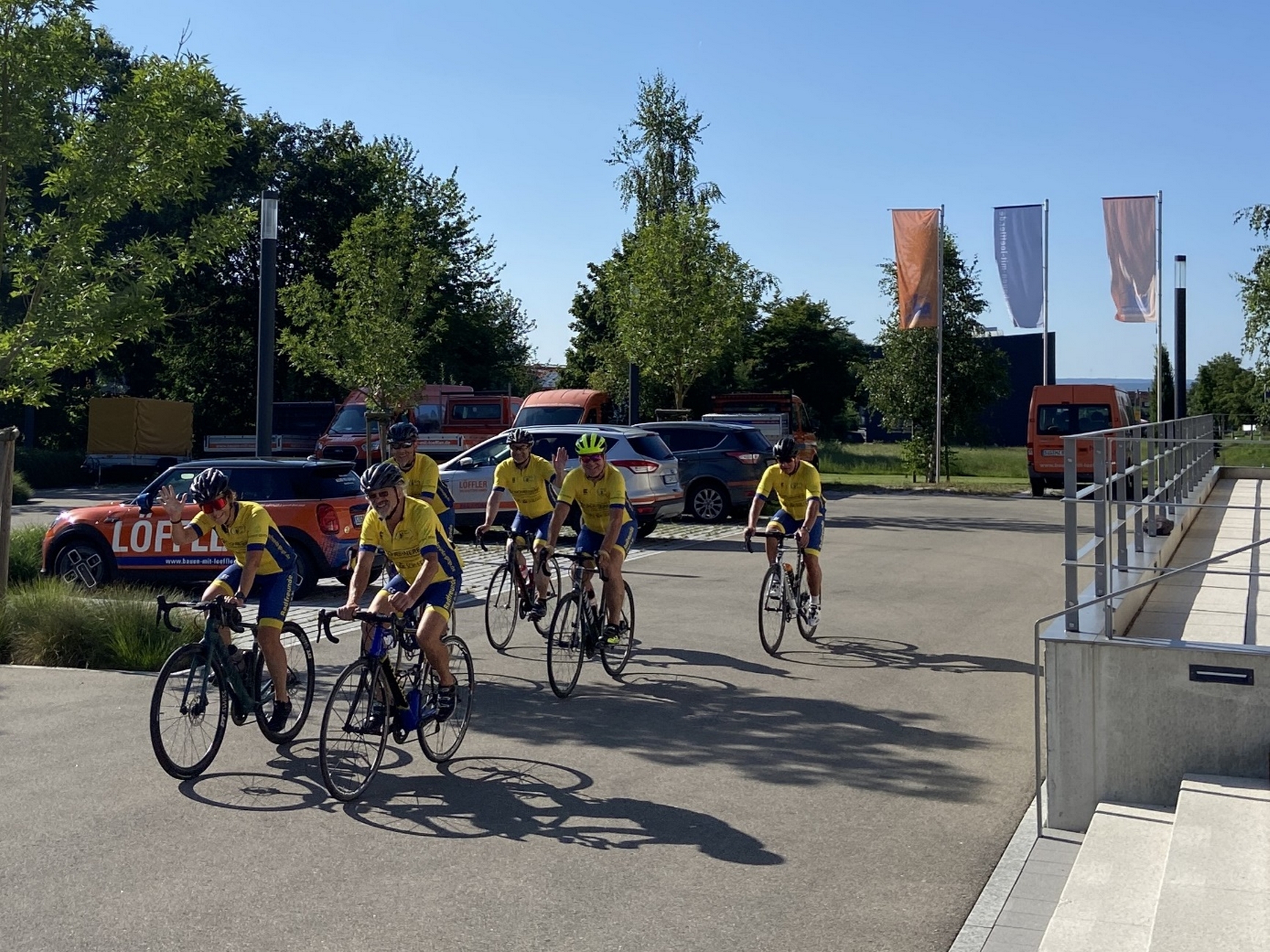 Die Radfreunde bei der Sponsorentour 2024 zur Vorstellung ihrer neuen Trikots