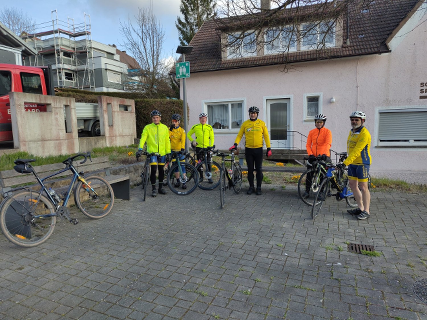 Radfreunde treffen sich bei der neuen Mitte Hohentengen